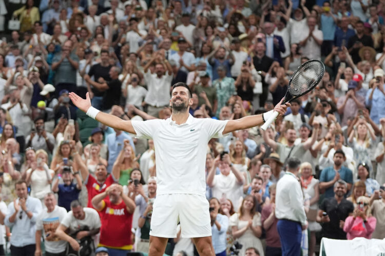 Djokovic reaches semis at Wimbledon